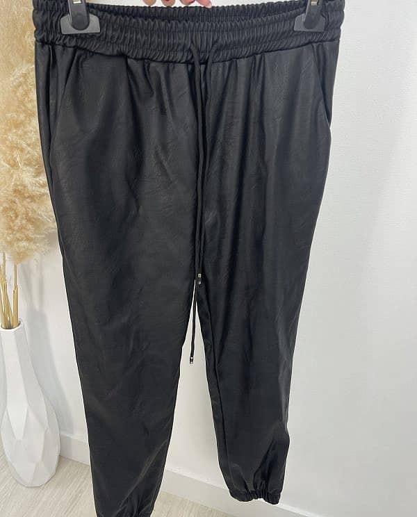Pantalón cargo polipiel
