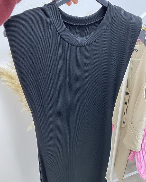 Vestido hombreras negro