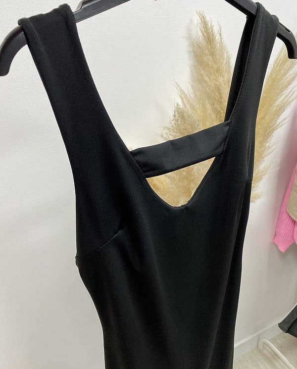 Vestido negro escote espalda