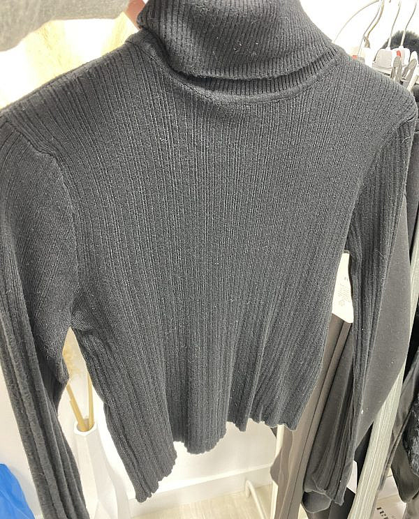 TOP CUELLO NEGRO