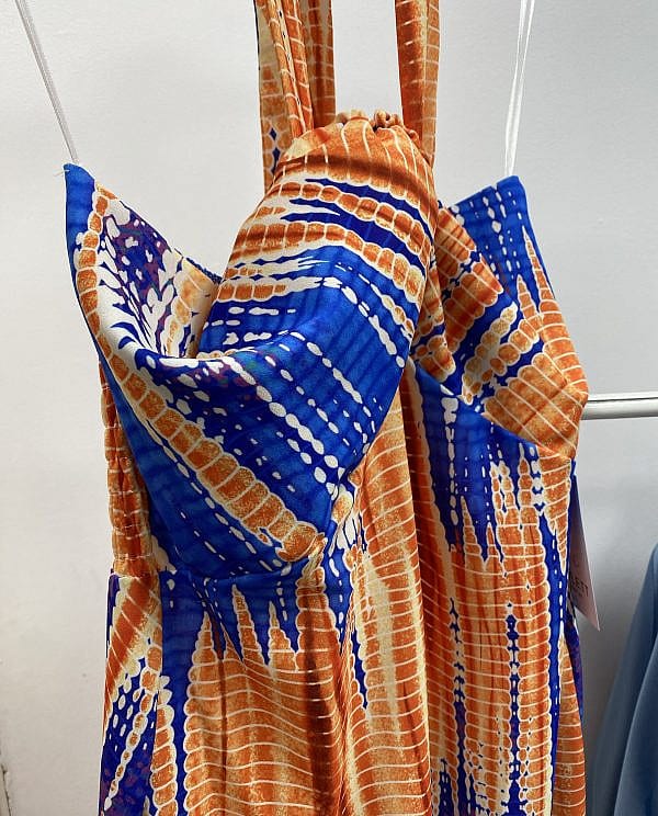 VESTIDO ESTAMPADO NARANJA Y AZUL