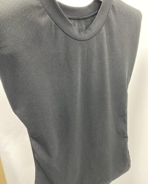 CAMISETA HOMBRERA NEGRO