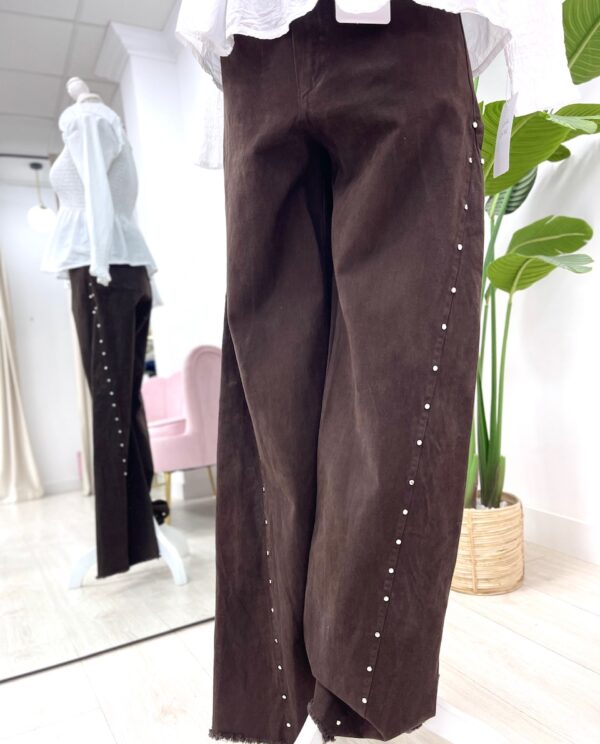 PANTALÓN MARRÓN TACHAS