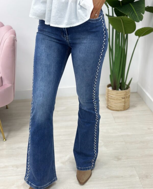 PANTALÓN DENIM TACHAS