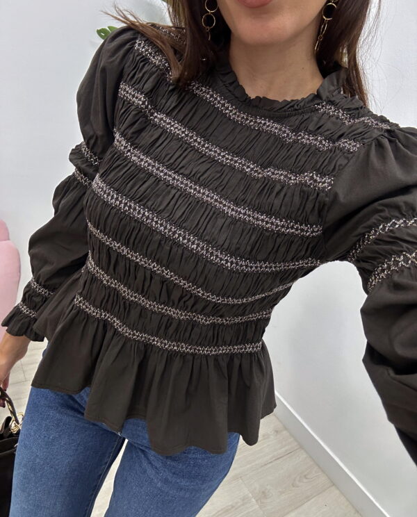 BLUSA FRUNCES MARRÓN