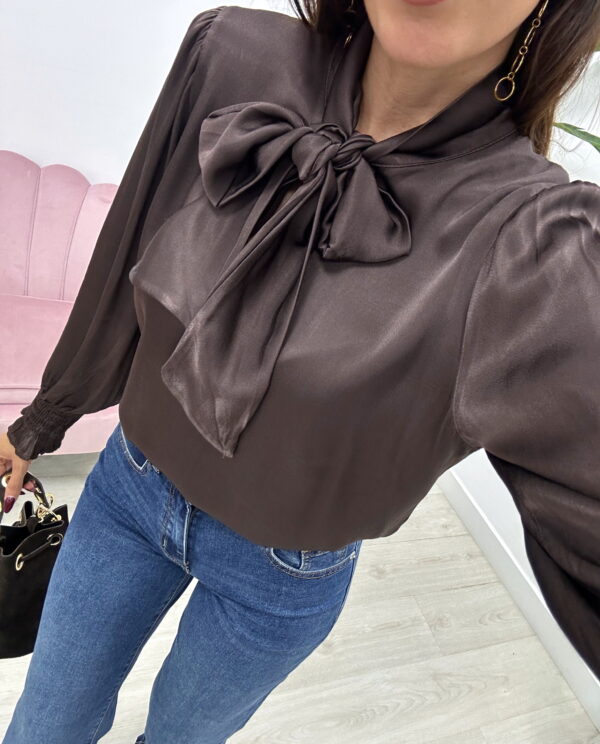 BLUSA LAZADA SATINADA MARRÓN